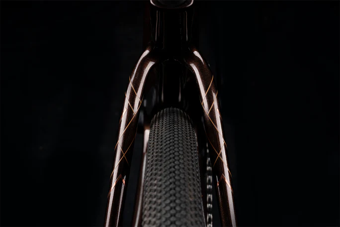 Polygon_Tambora_AE-N_Carbon_-_studio_10