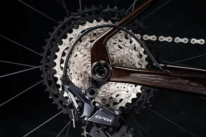 Polygon_Tambora_AE-N_Carbon_-_studio_15