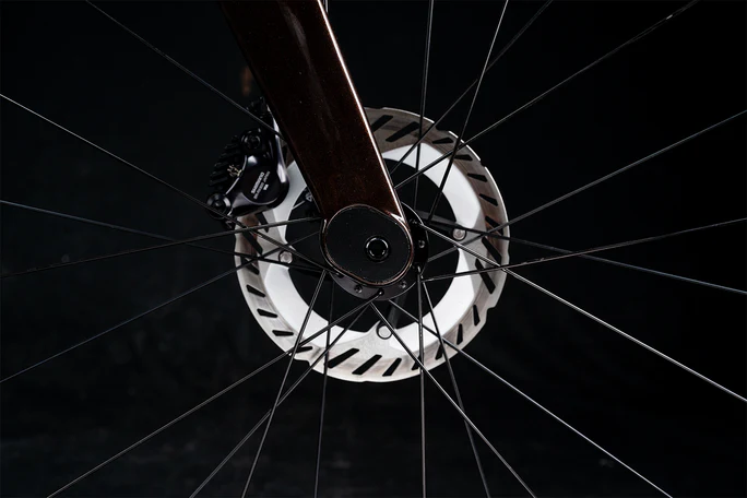 Polygon_Tambora_AE-N_Carbon_-_studio_16