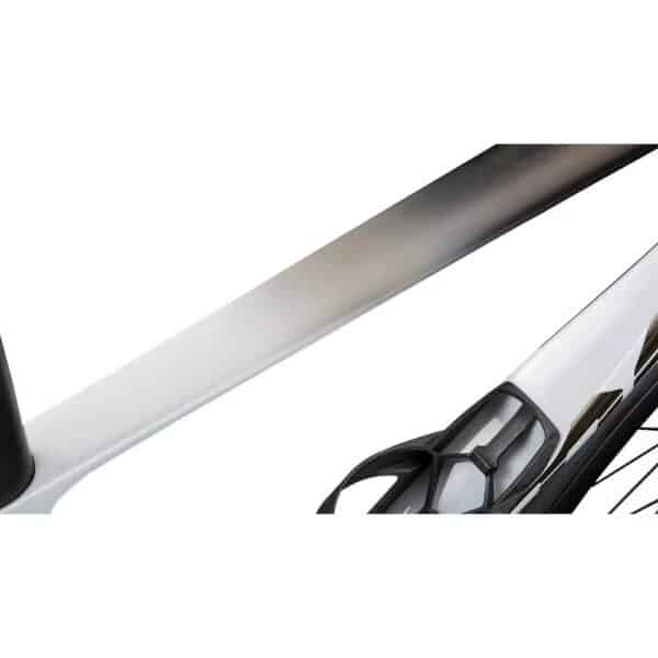 Close-up of the BMC Teammachine R 01 top tube and seat tube with the integrated Aerocore carbon bottle cage fitted
