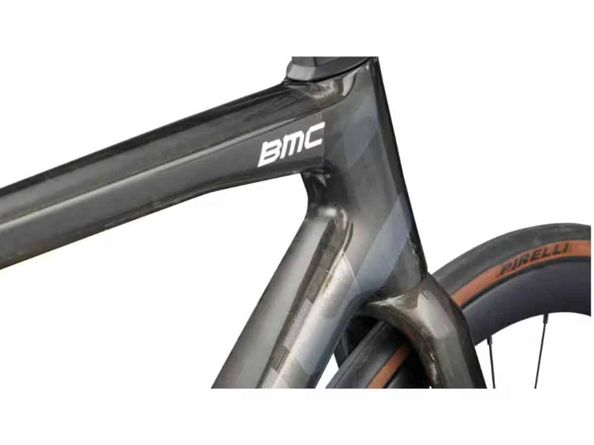 Aerocore Design down tube of the BMC Teammachine SLR 01 FOUR shaped around integrated carbon bottle cages