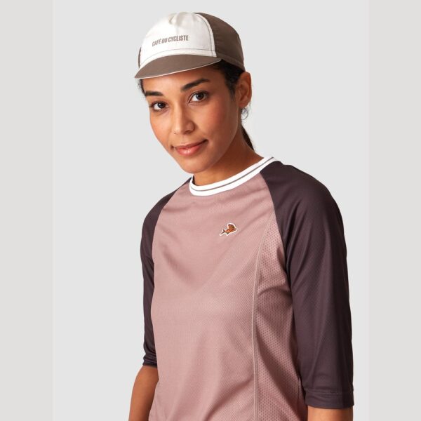 Cyclist wearing the Cafe du Cycliste Gapette cap in Oyster Grey and White
