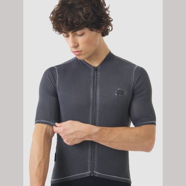 Close-up of the Cafe du Cycliste Laurette jersey mesh fabric, full-length YKK zip and low-profile collar