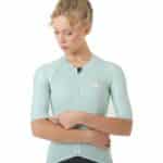 Close-up of the collarless low profile neckline and full length zip on the Cafe du Cycliste Vinciane jersey