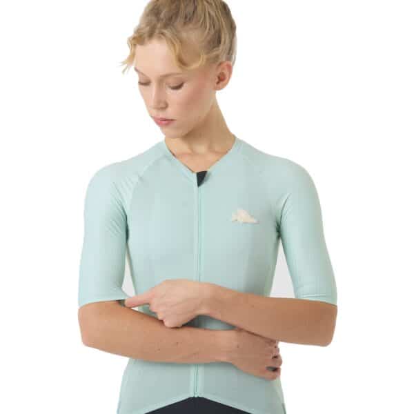 Close-up of the collarless low profile neckline and full length zip on the Cafe du Cycliste Vinciane jersey