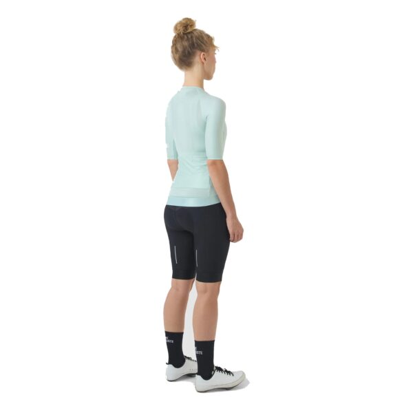 Rear view of a woman wearing the Cafe du Cycliste Vinciane jersey showing the rear pockets in place