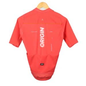 Dérive Origin men’s cycling jersey in _Dérive Red, back view with rear pockets and ORIGIN print