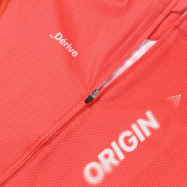 Dérive Origin jersey in _Dérive Red, close-up of the front zip, textured fabric and _Dérive logo