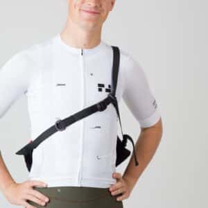 Rider wearing the black Dérive Purposeful Musette across the body with the stabilising strap over the chest