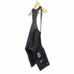 Dérive Volume women’s bib shorts in Black, side view with VOLUME leg print