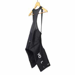 Dérive Volume women’s bib shorts in Black, side view with VOLUME leg print