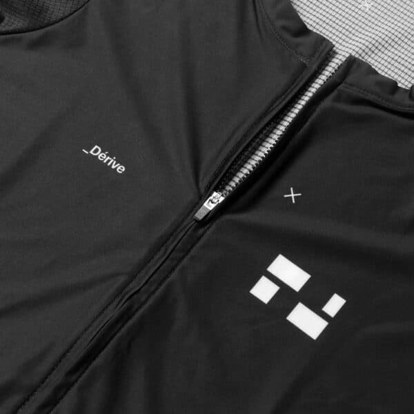 Low-profile collar, zip and Dérive chest logo on the black Volume women’s jersey
