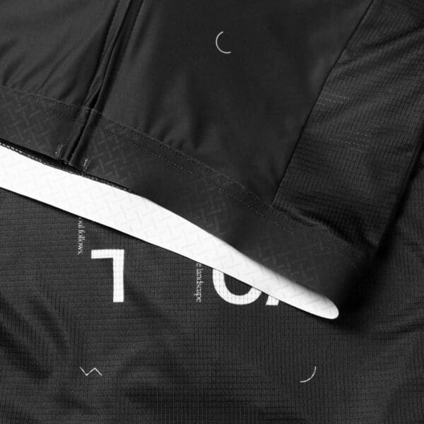 Hem and VOLUME back print on the black Dérive Volume women’s jersey