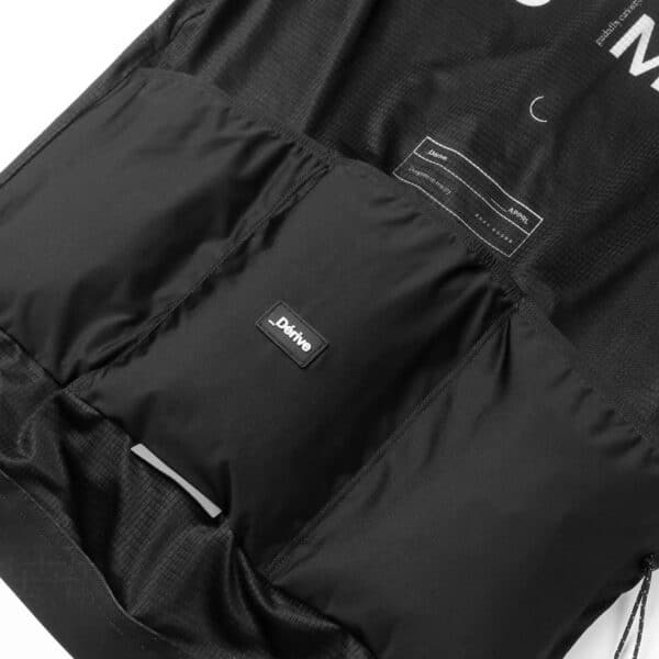 Rear pockets of the black Dérive Volume women’s cycling jersey