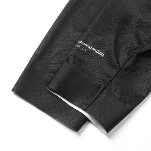 Sleeve cuff and sleeve print on the black Dérive Volume women’s jersey