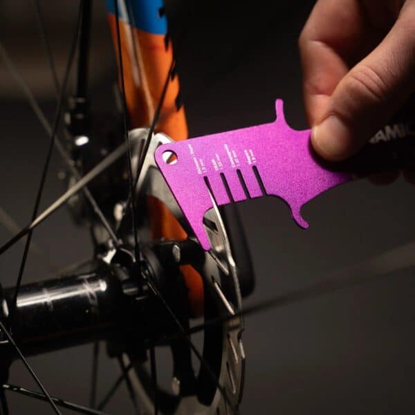 Checking disc brake rotor thickness with the brand-specific slots of the Dynamic Double Checker