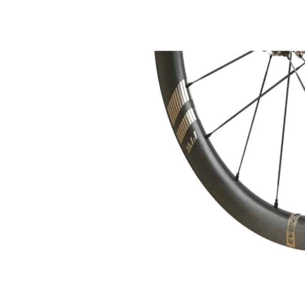 Detail of the Farsports EVO S5 hooked tubeless-ready carbon rim and T-head carbon spokes