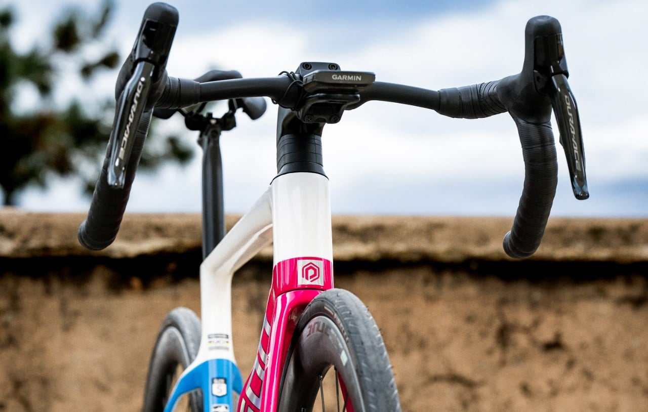 Polygon carbon handlebar and stem on the Helios A9 Di2 with flared drops, ergonomic flat tops and fully internal cable routing