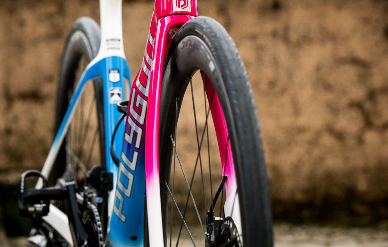 Pirelli PZero Road TLR 28 mm tubeless tyre on a LINC Alpha 45 carbon wheel in the aero fork of the Polygon Helios A9 Di2