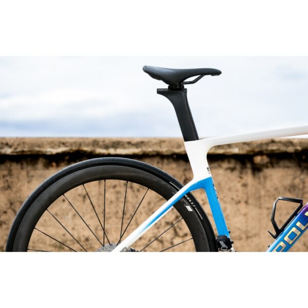 Aero-shaped carbon seatpost and LINC Alpha 45 carbon rear wheel on the Polygon Helios A9 Di2 in White/Pink