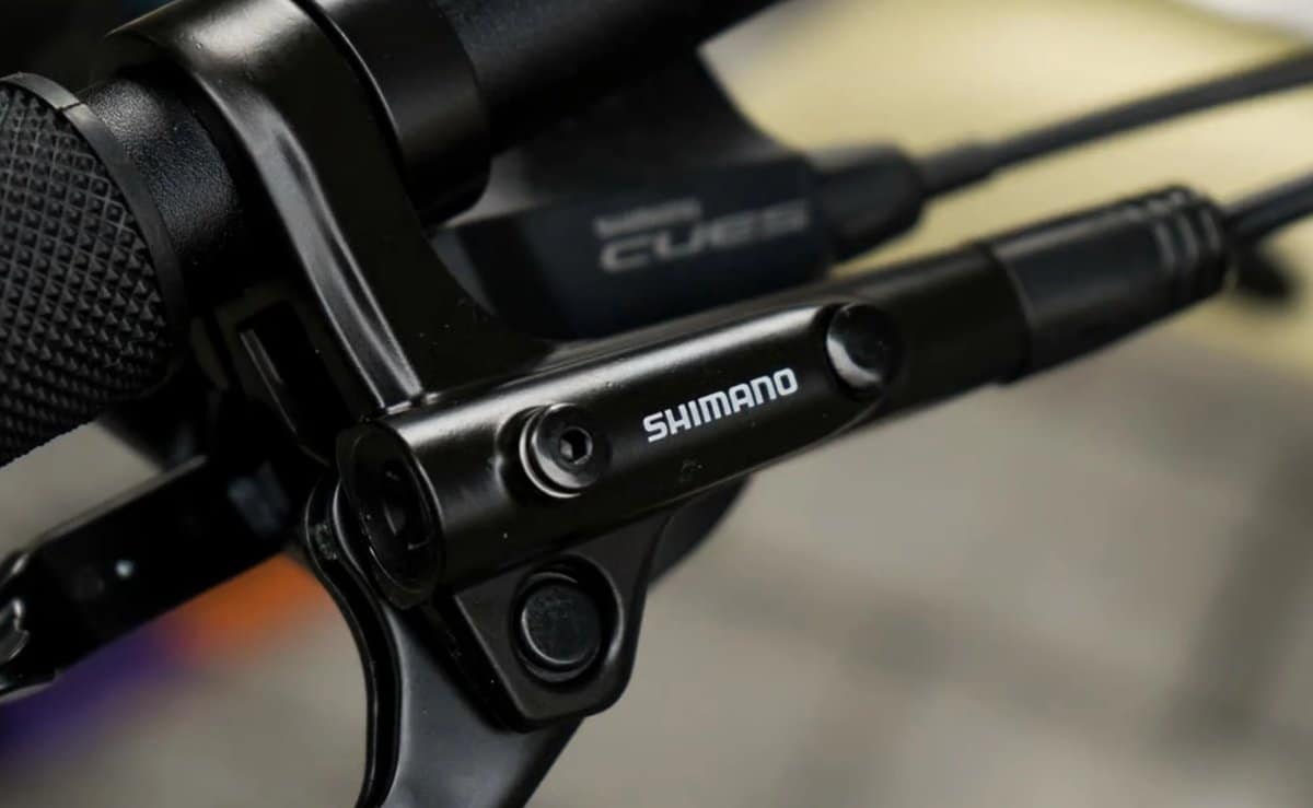 SR Suntour XCM32 fork lowers with 32 mm stanchions and a WTB Trail Boss 27.5 inch tyre on the Polygon Siskiu D5