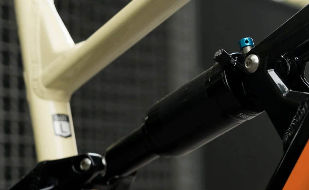 SR Suntour Raidon LO air shock mounted in the one-piece linkage of the Polygon Siskiu D5, set up by air pressure to the rider weight