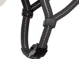 Close-up of the FIDLOCK magnetic buckle and reflective strap webbing on the uvex Tenacit-e Visor Mips