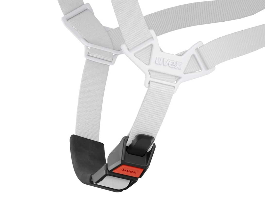 Flat race strap divider and monomatic buckle on the uvex Traqa Mips helmet