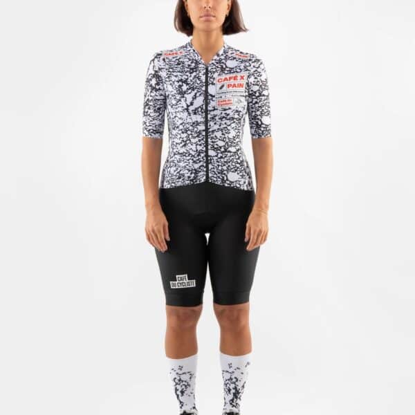 Woman wearing the Café du Cycliste Angeline Pain jersey, front view