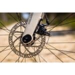 Carbon fork, 12 mm thru-axle and Tektro mechanical disc brake on the Polygon Tambora G4