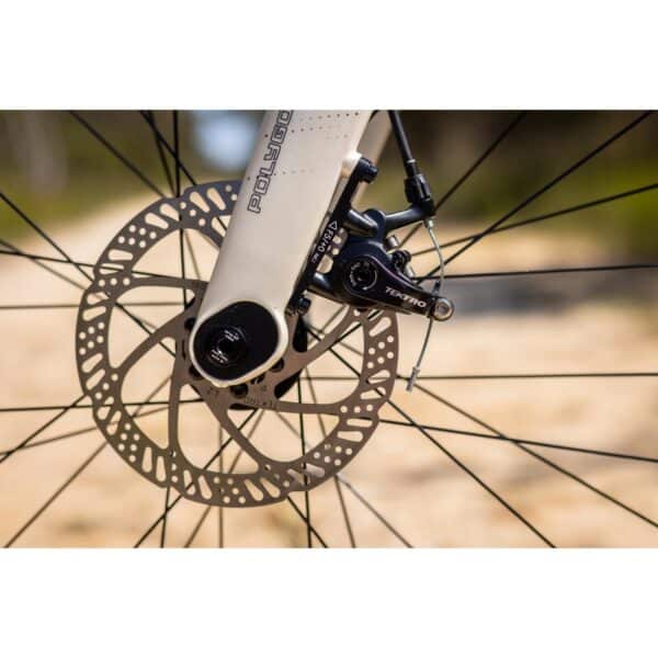 Carbon fork, 12 mm thru-axle and Tektro mechanical disc brake on the Polygon Tambora G4