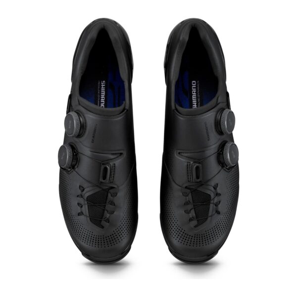 Top view of black Shimano SH-XC903 shoes with dual BOA Li2 dials and crossover lacing